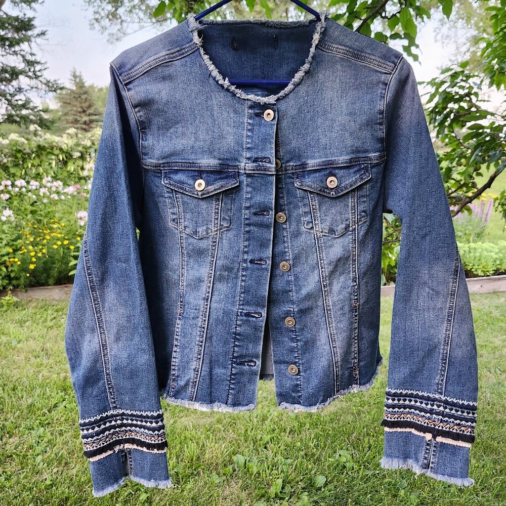 WOMEN'S JEAN JACKET, EMBROIDERED SLEEVES, DISTRESSED
